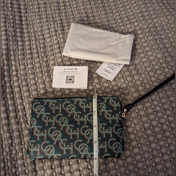 💚 Coach Madi Corner Zip Monogram Wristlet - Picture 4 of 6